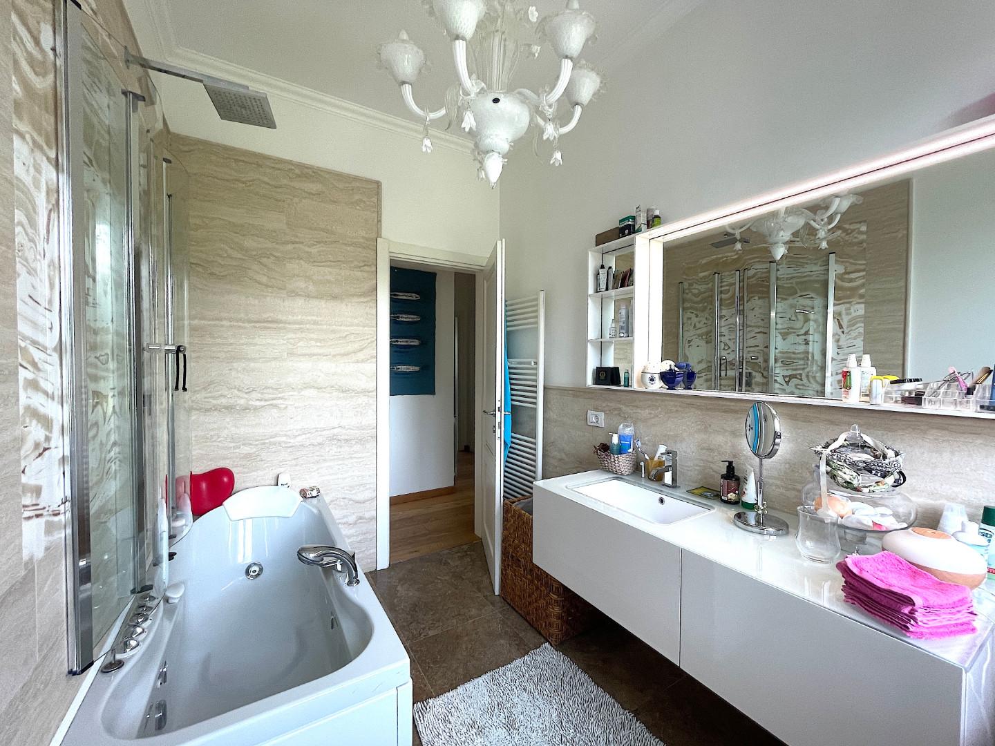 Immagine 17 di Appartamento in vendita  a Pietrasanta