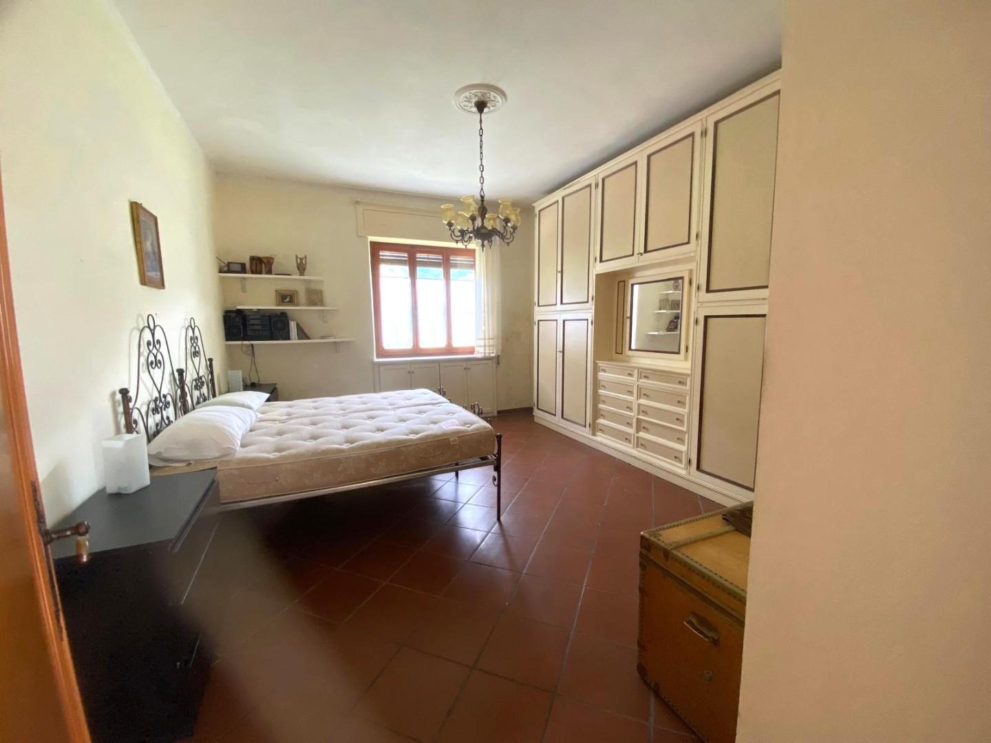 Immagine 7 di Villa in vendita  a Massa