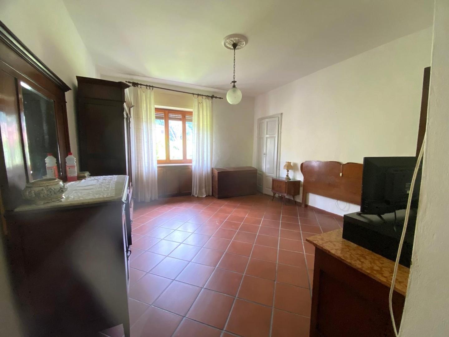 Immagine 6 di Villa in vendita  a Massa