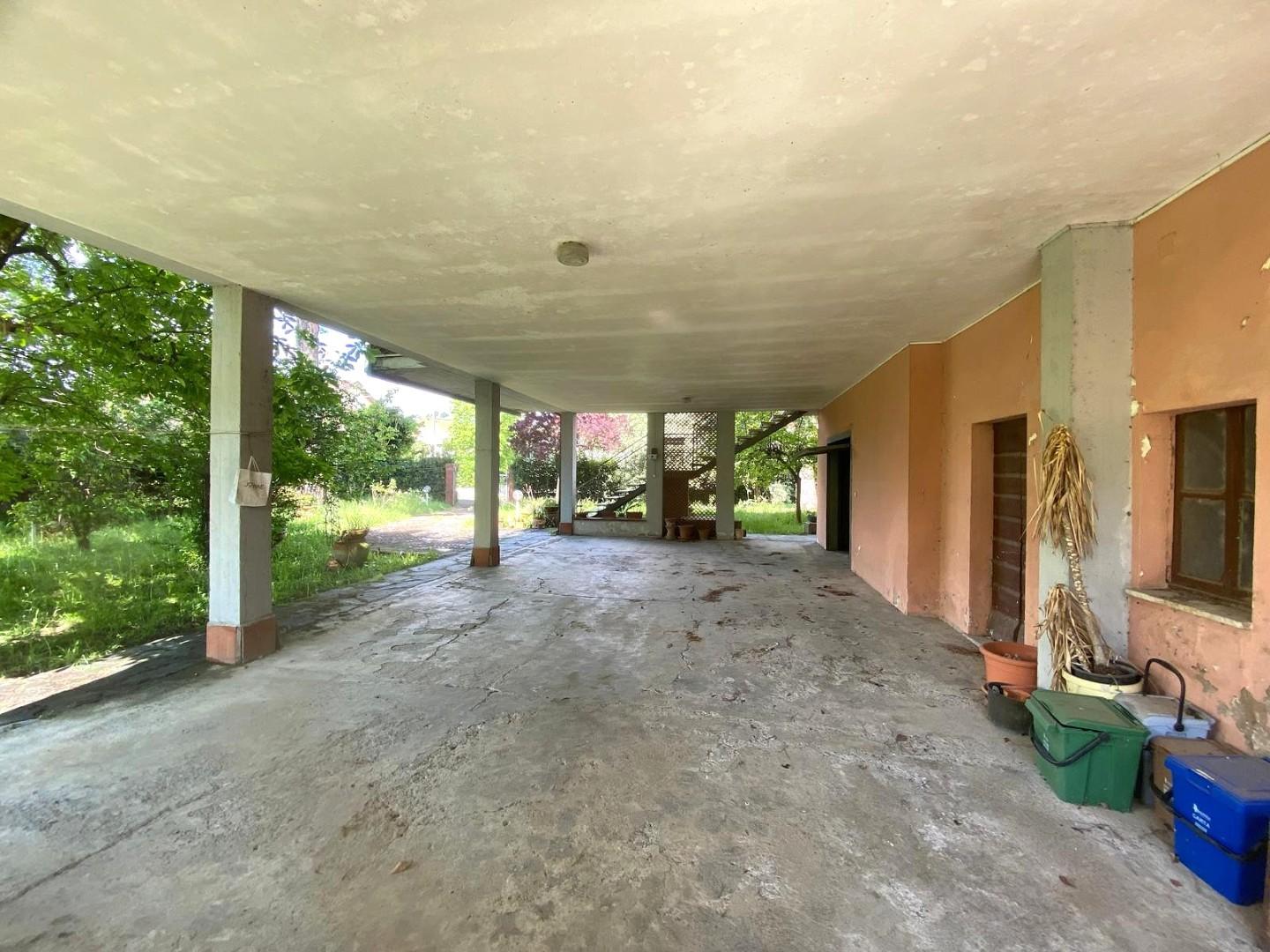 Immagine 11 di Villa in vendita  a Massa