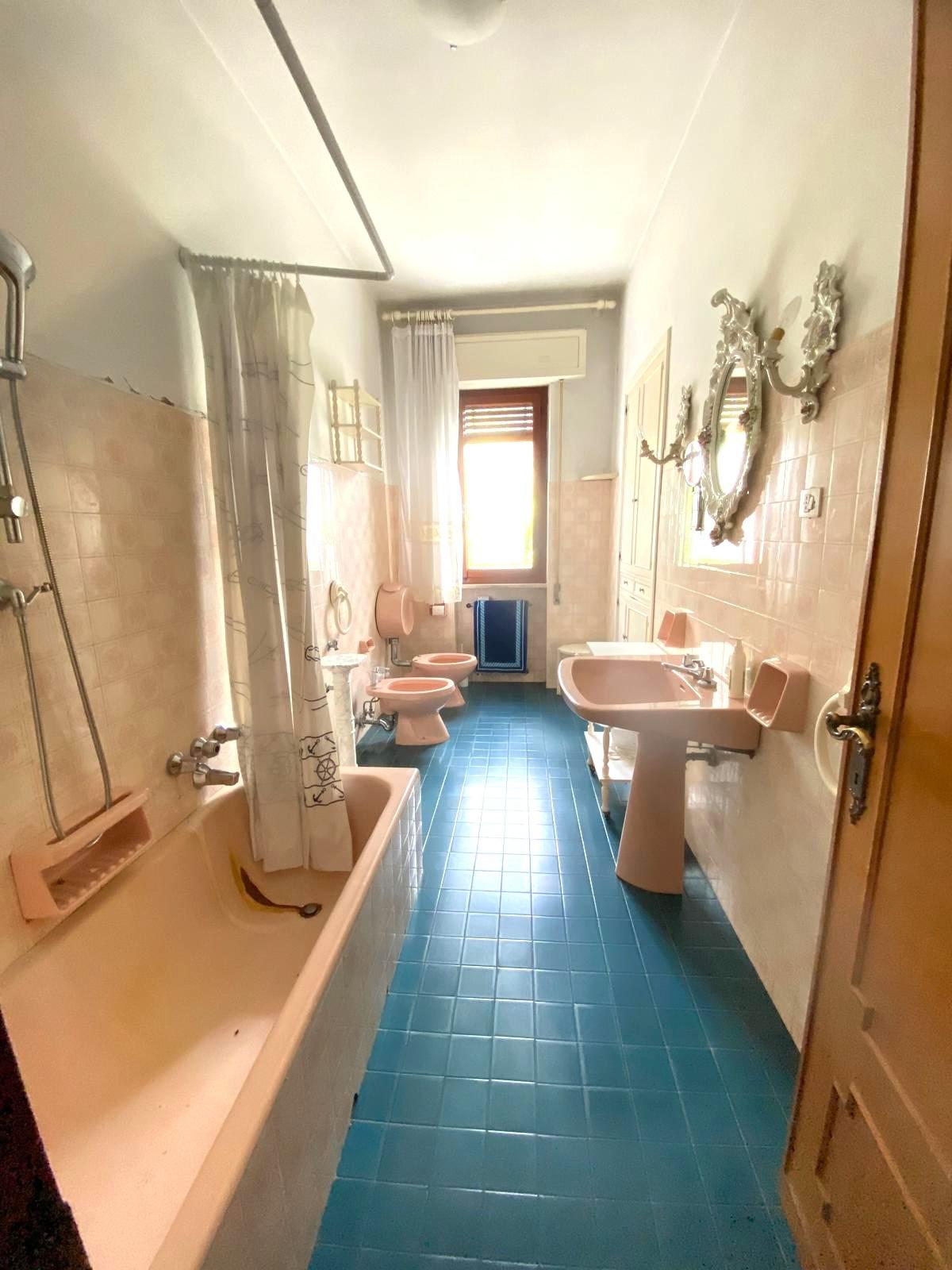 Immagine 10 di Villa in vendita  a Massa