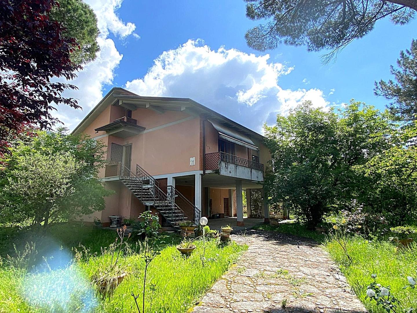 Immagine 1 di Villa in vendita  a Massa