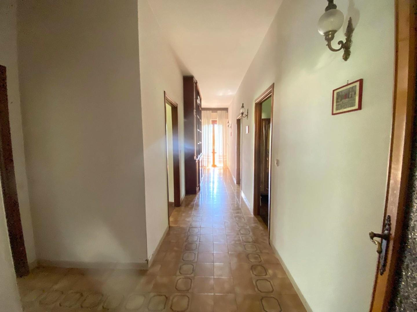 Immagine 5 di Villa in vendita  a Massa