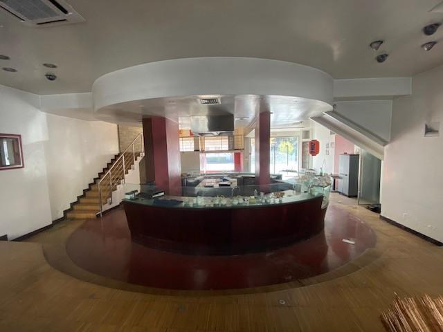 locale commerciale in vendita a Pontedera