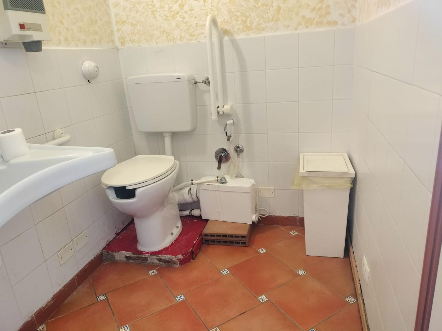 Immagine 10 di Bar / Ristorante in vendita  a Massa