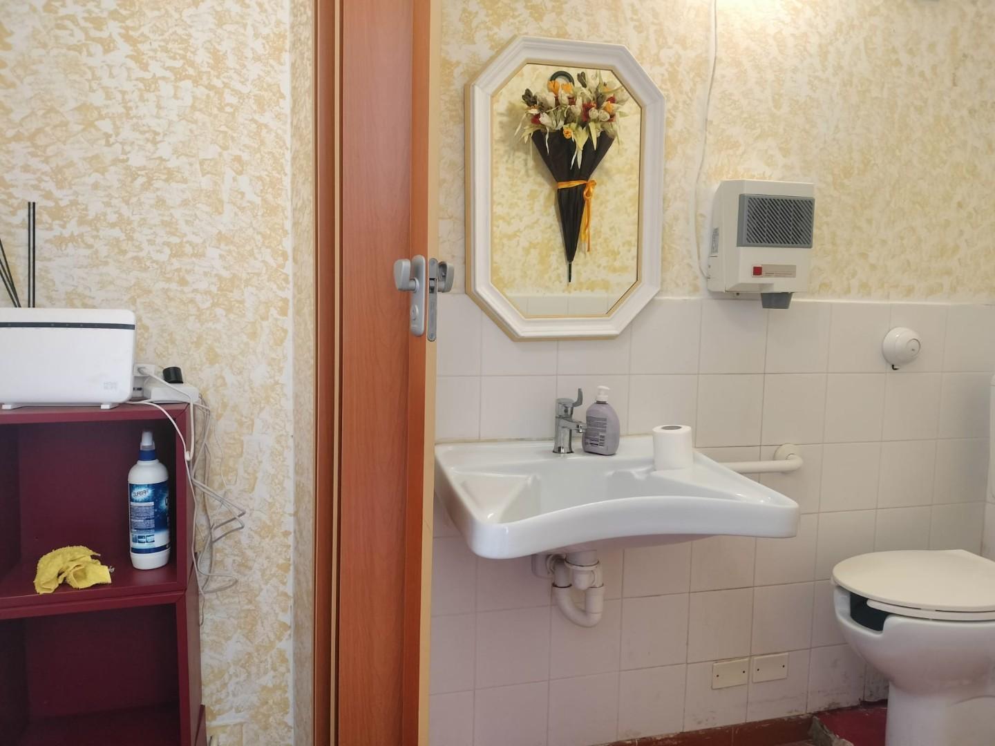 Immagine 9 di Bar / Ristorante in vendita  a Massa