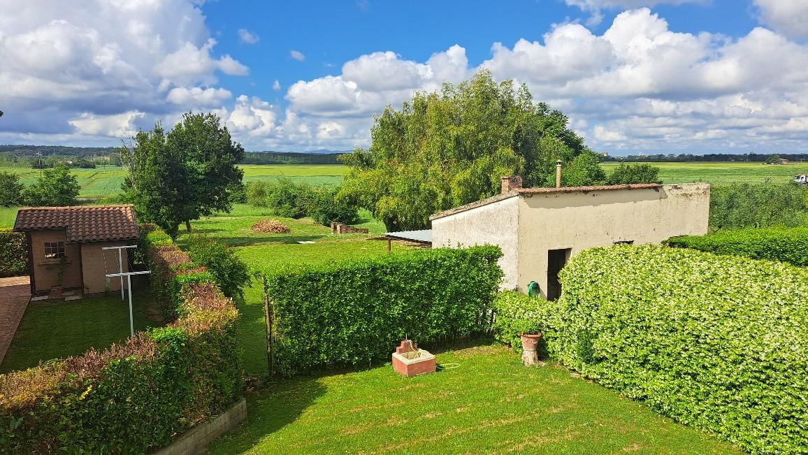 Immagine 1 di Casa colonica in vendita  a Pontedera