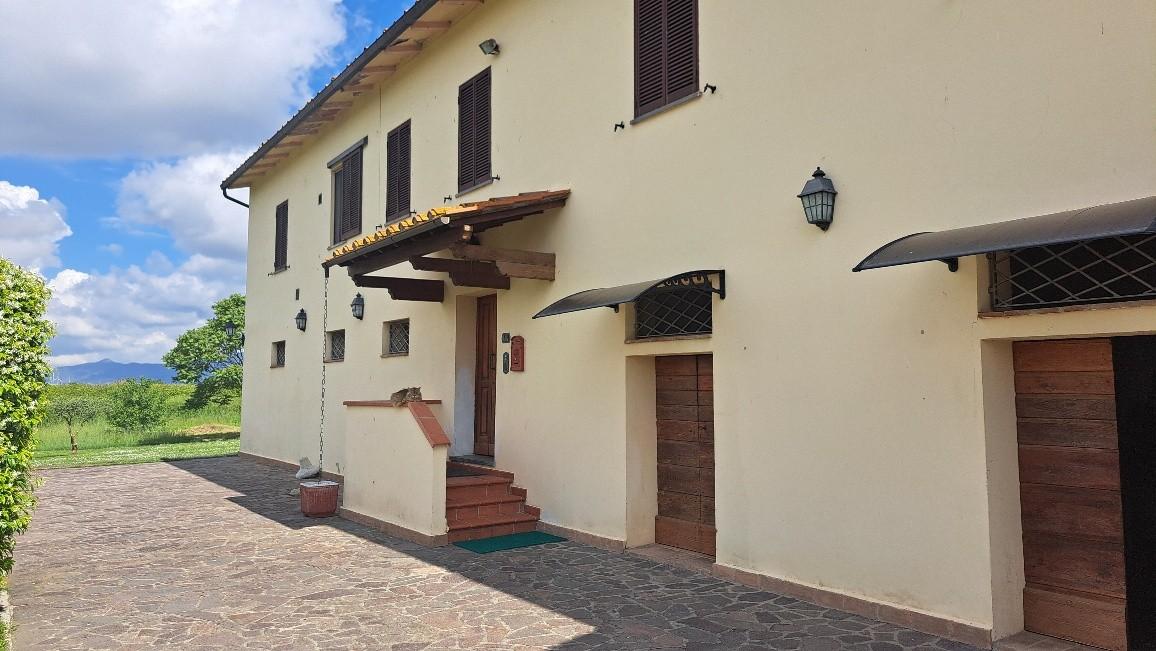 Immagine 11 di Casa colonica in vendita  a Pontedera