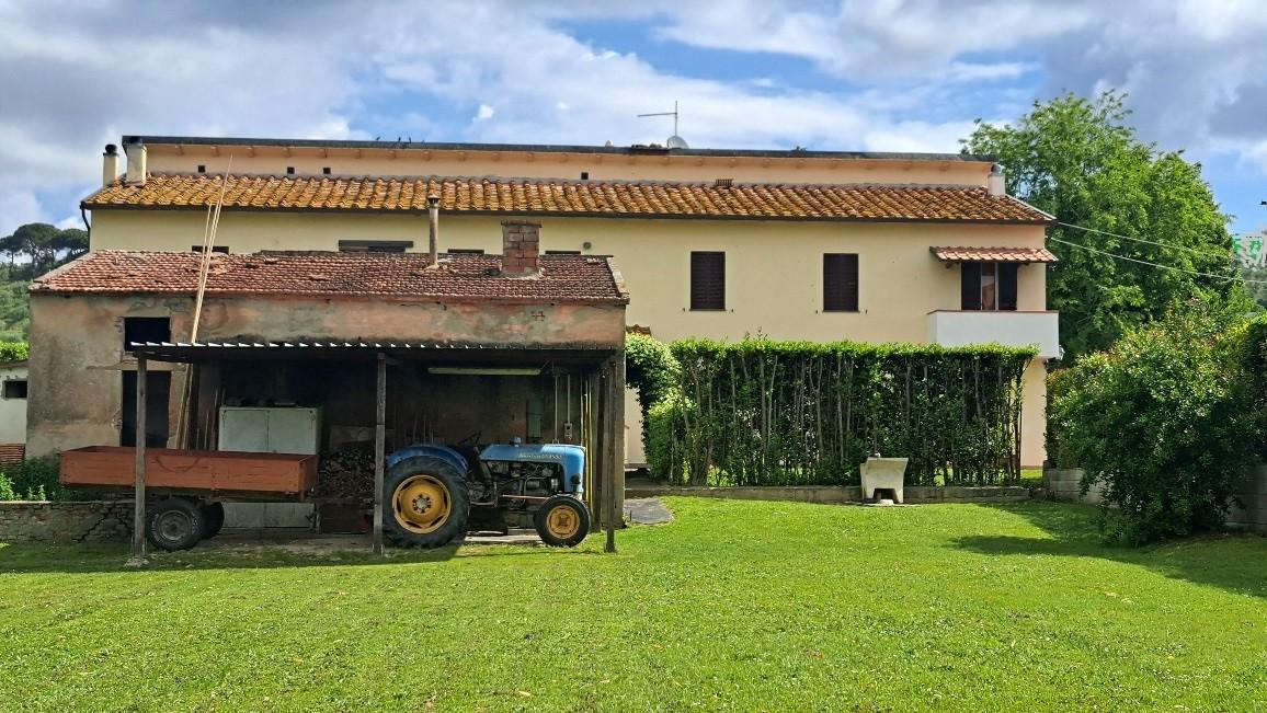 Immagine 7 di Casa colonica in vendita  a Pontedera