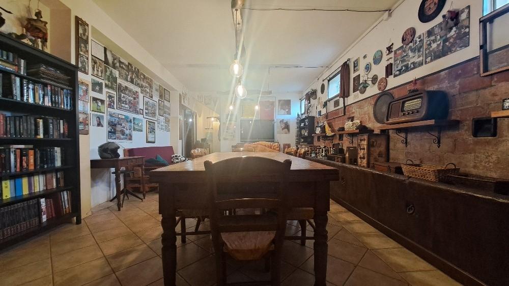 Immagine 43 di Casa colonica in vendita  a Pontedera