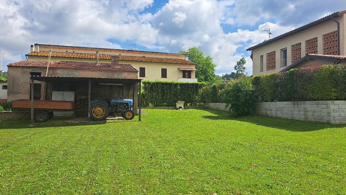 Immagine 2 di Casa colonica in vendita  a Pontedera