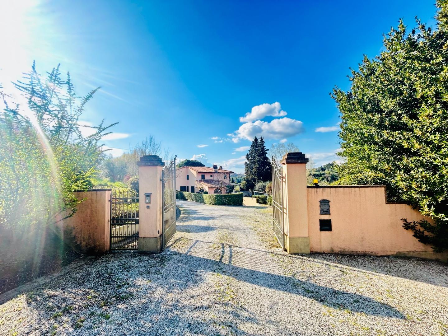 Immagine 25 di Villa in vendita  a San Miniato