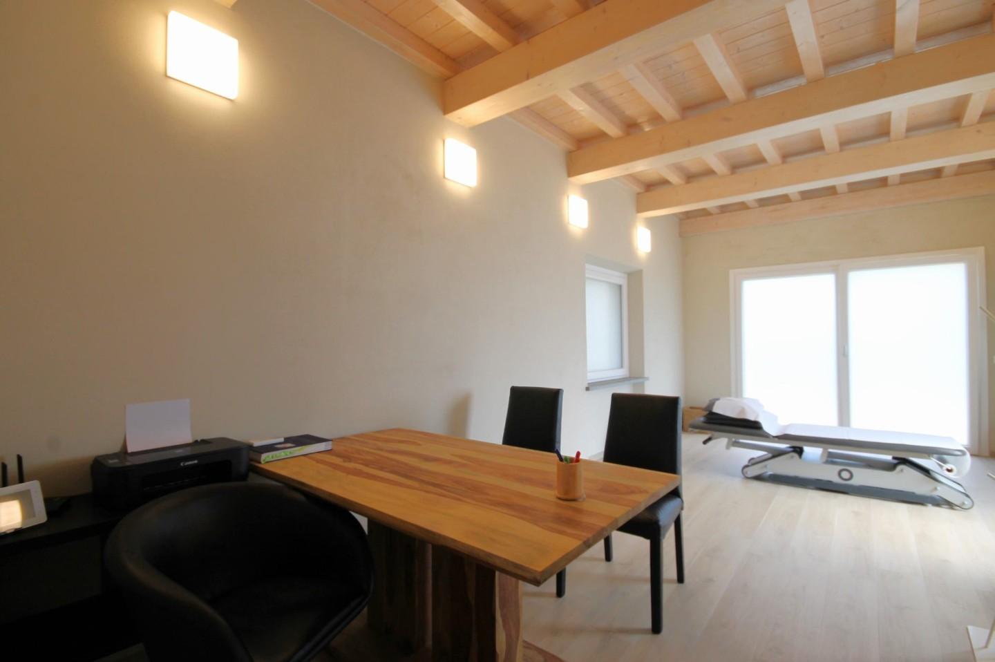 Immagine 2 di Ufficio in affitto  a Capannori