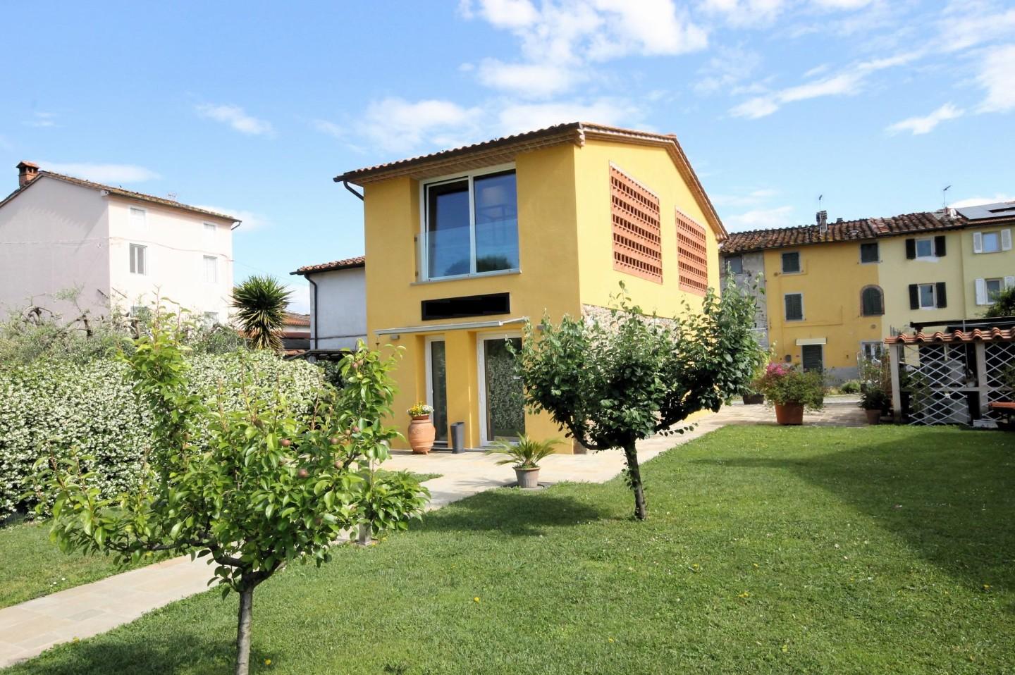 Immagine 1 di Ufficio in affitto  a Capannori