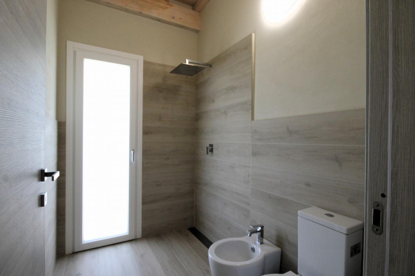 Immagine 10 di Ufficio in affitto  a Capannori