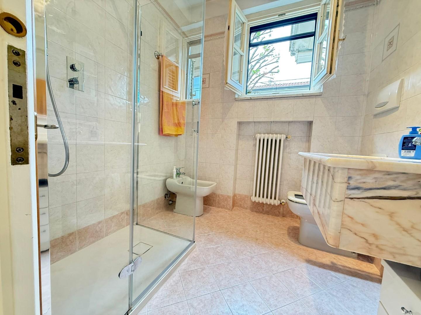 Immagine 11 di Appartamento in vendita  a Massa