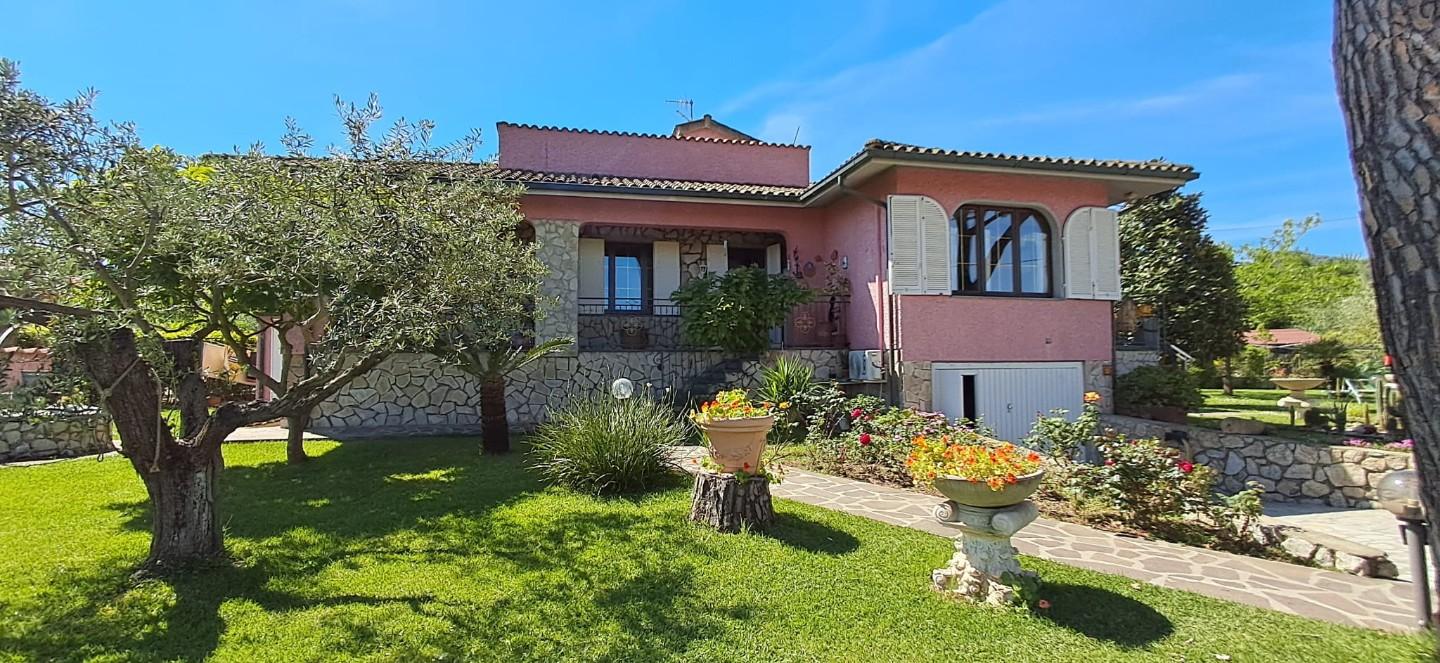 Immagine 1 di Villa in vendita  a Portoferraio