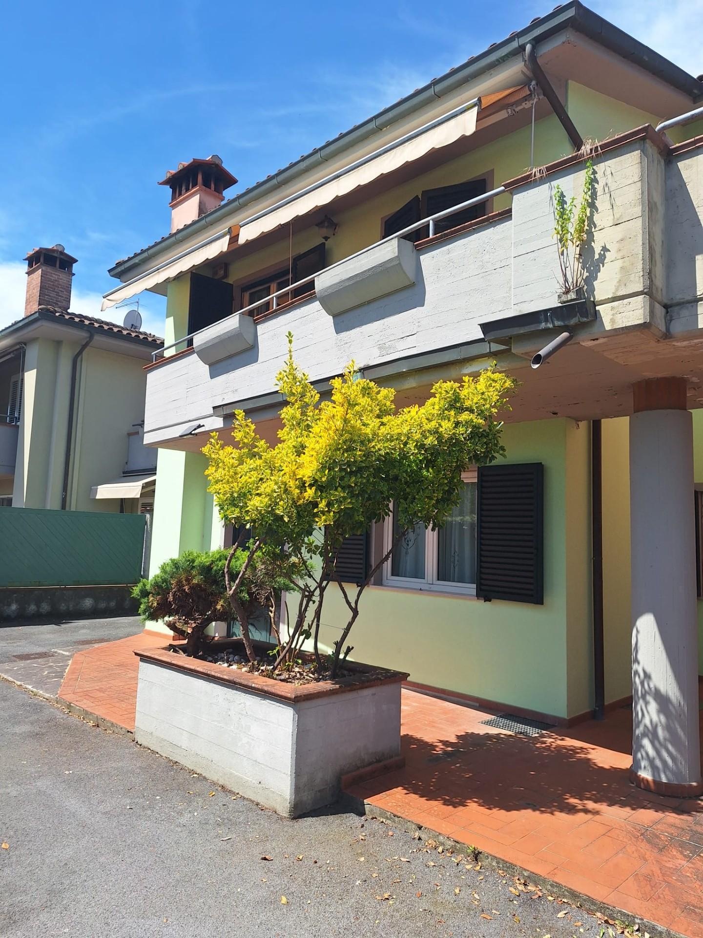 Immagine 2 di Villetta a schiera in vendita  a Lucca