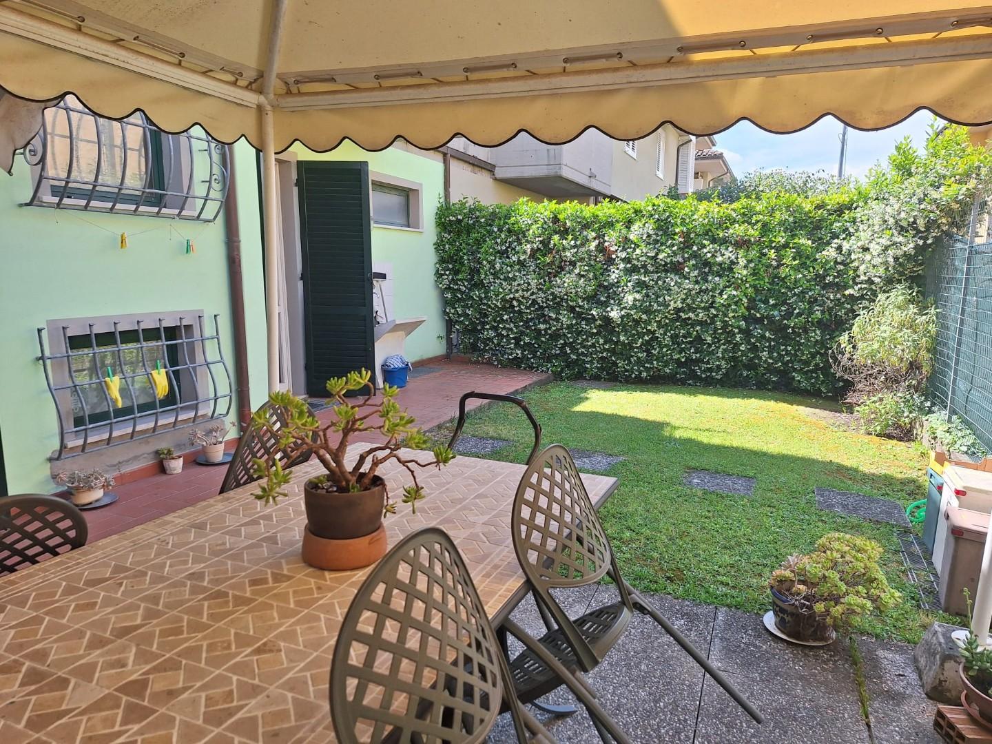 Immagine 21 di Villetta a schiera in vendita  a Lucca