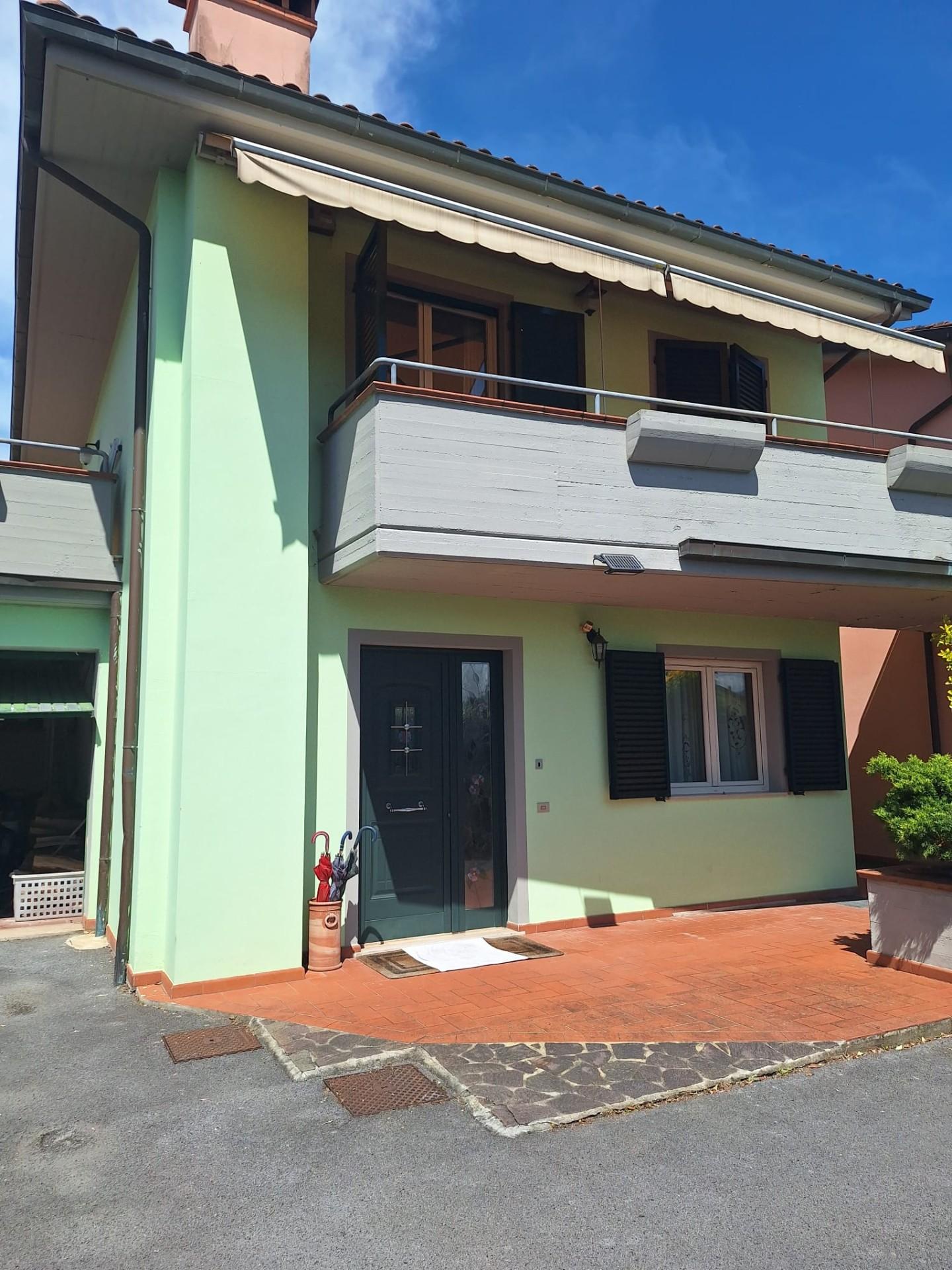 Immagine 4 di Villetta a schiera in vendita  a Lucca