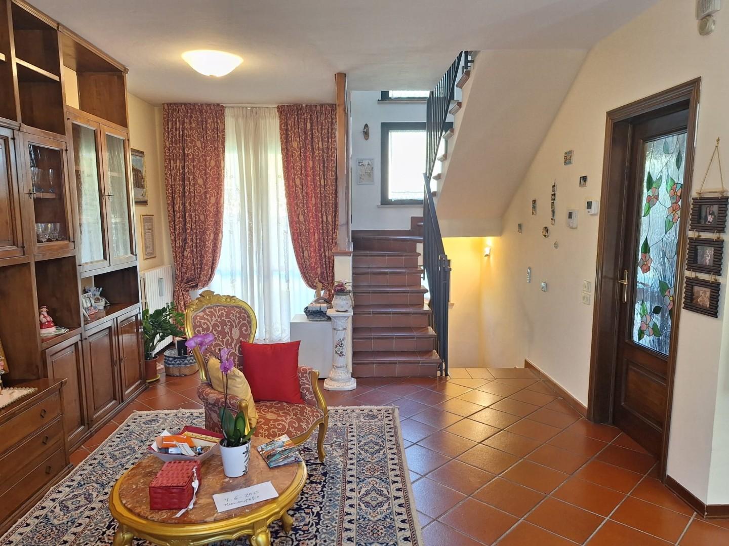 Immagine 10 di Villetta a schiera in vendita  a Lucca