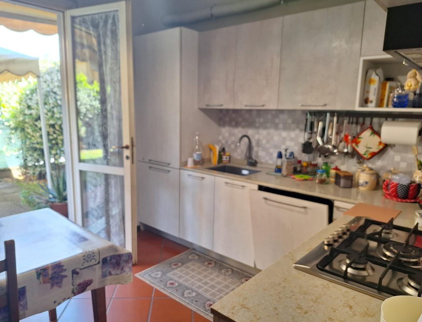 Immagine 14 di Villetta a schiera in vendita  a Lucca