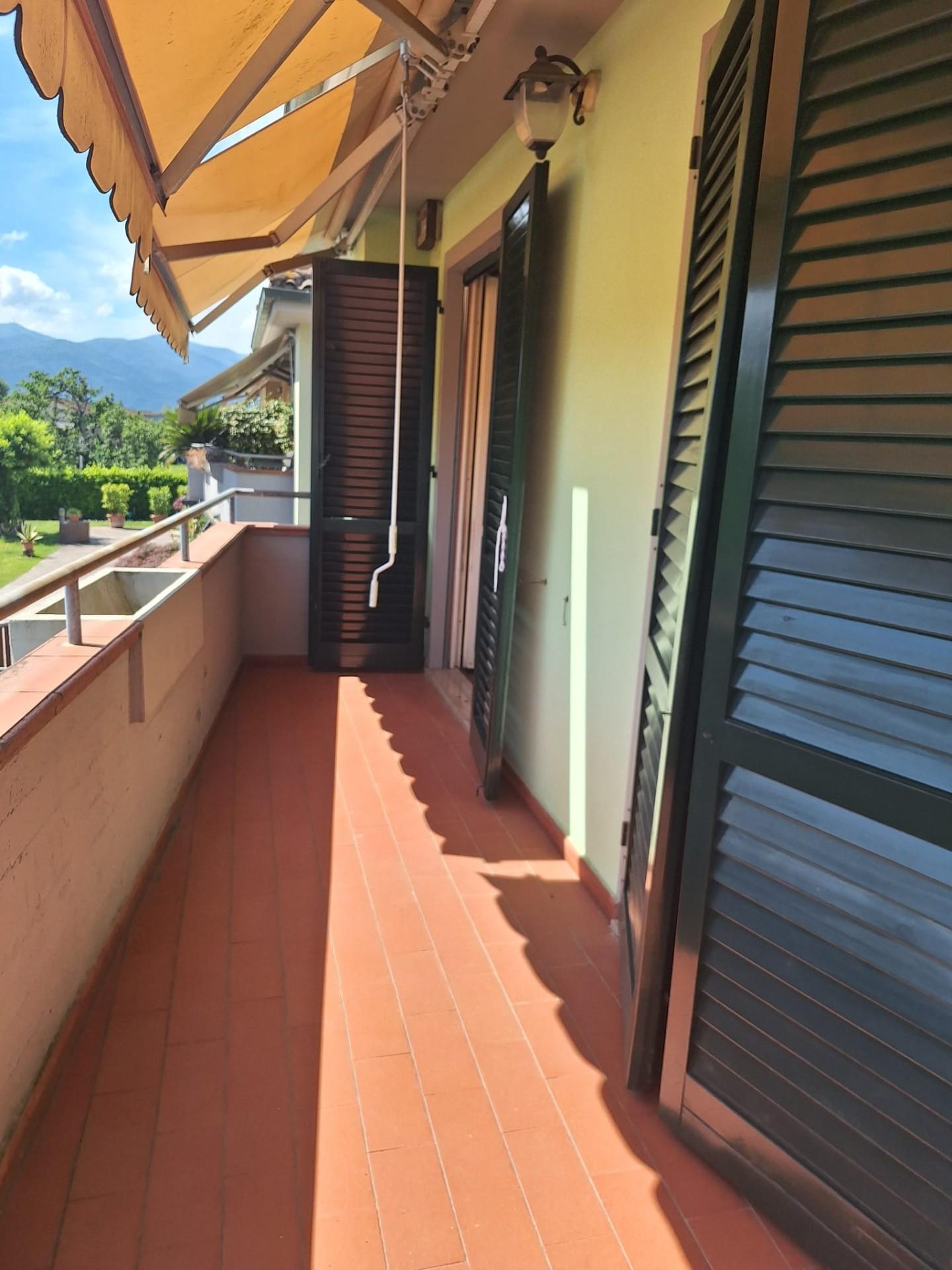 Immagine 35 di Villetta a schiera in vendita  a Lucca