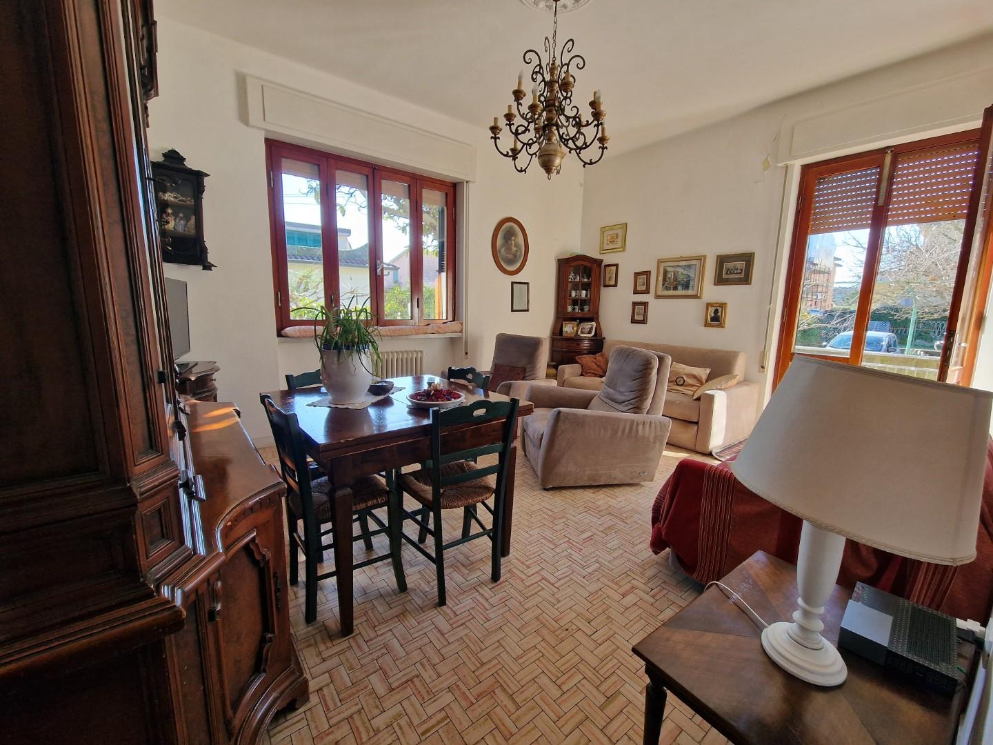 Immagine 15 di Villa in vendita  a Carrara