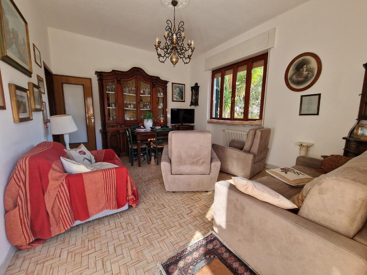 Immagine 23 di Villa in vendita  a Carrara