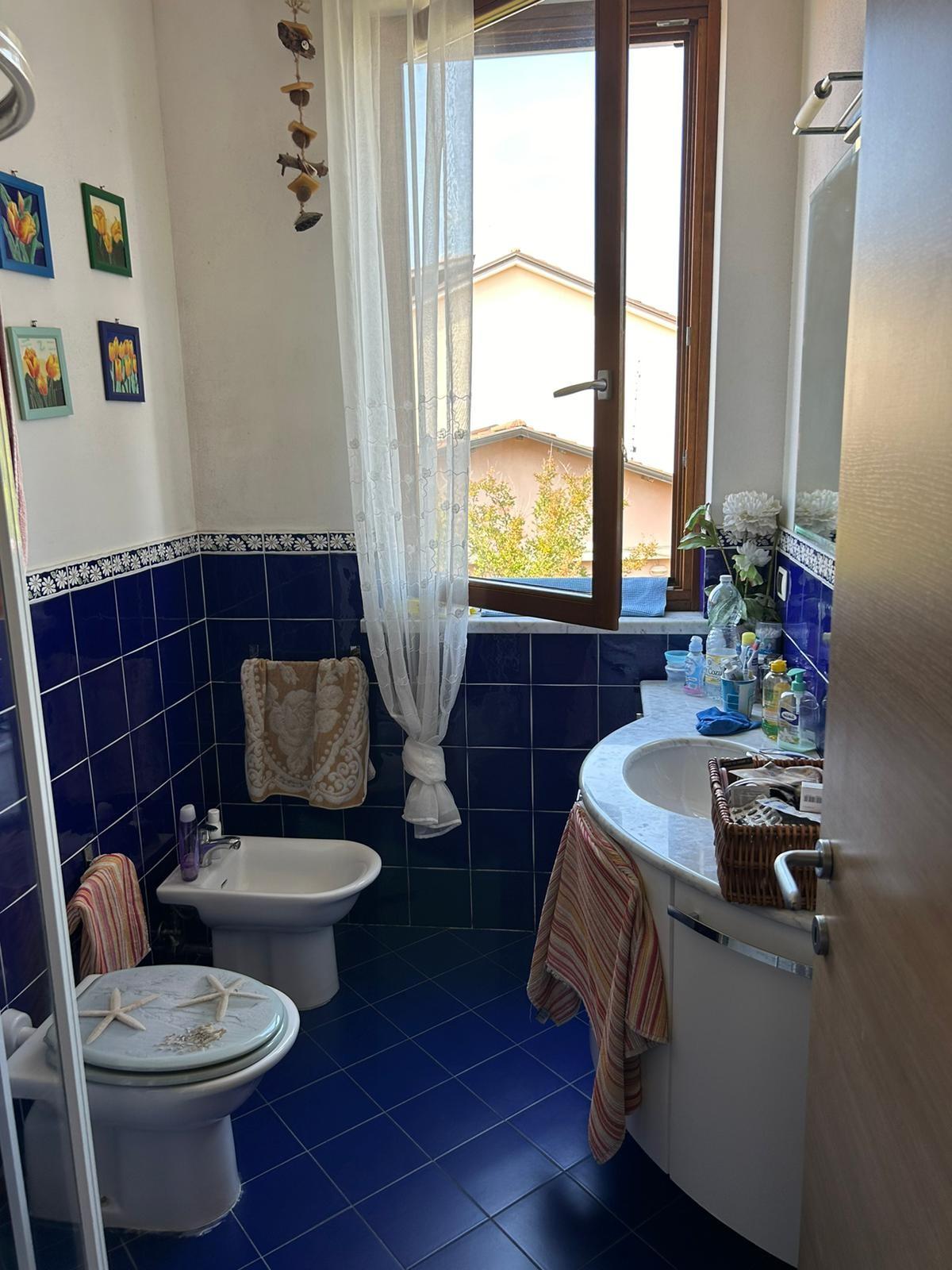 Immagine 3 di Villa in vendita  a Carrara