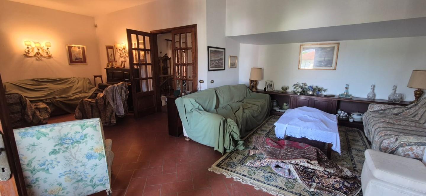 Immagine 21 di Casa bifamiliare in vendita  a Camaiore