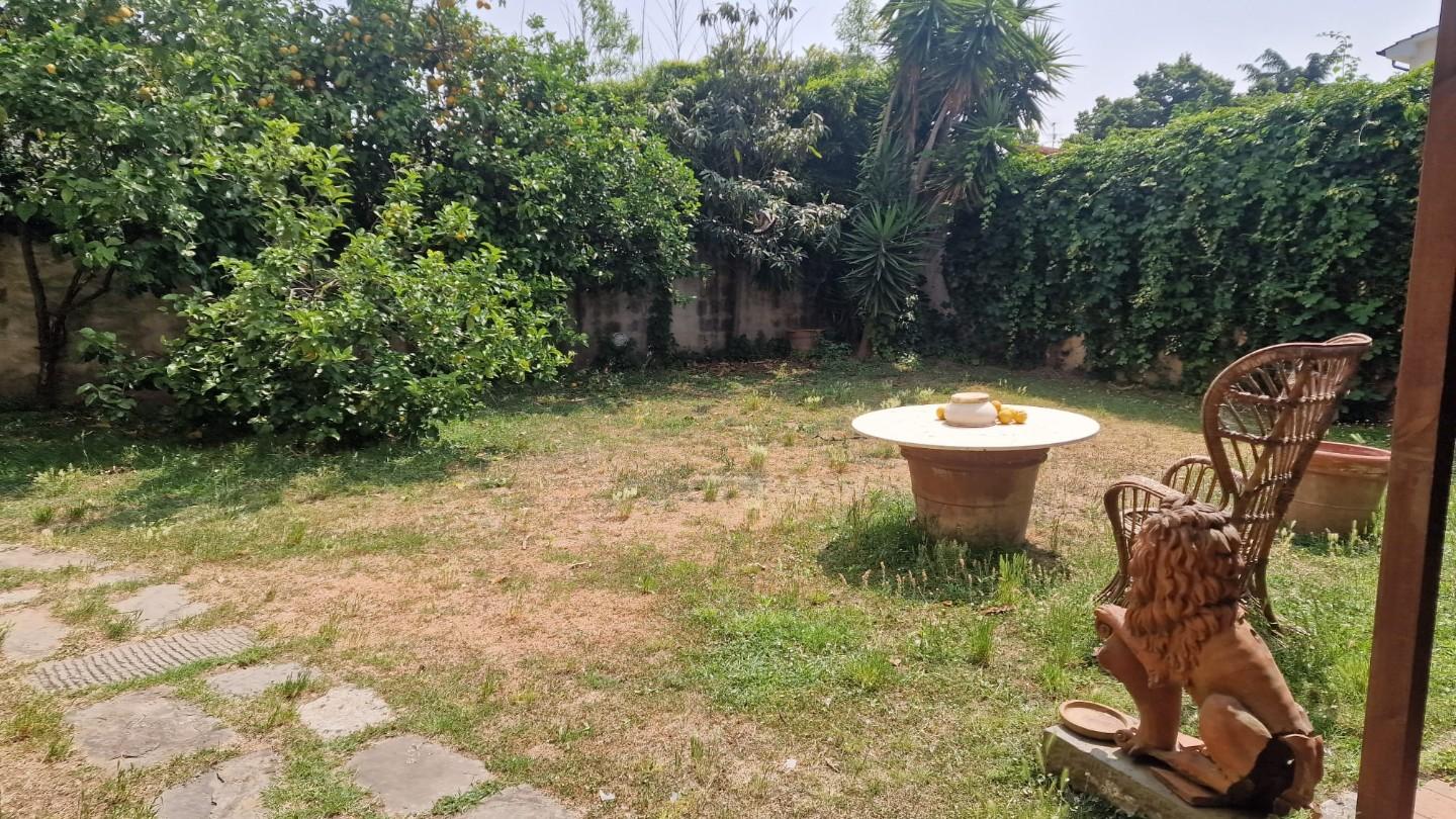 Immagine 8 di Casa bifamiliare in vendita  a Camaiore