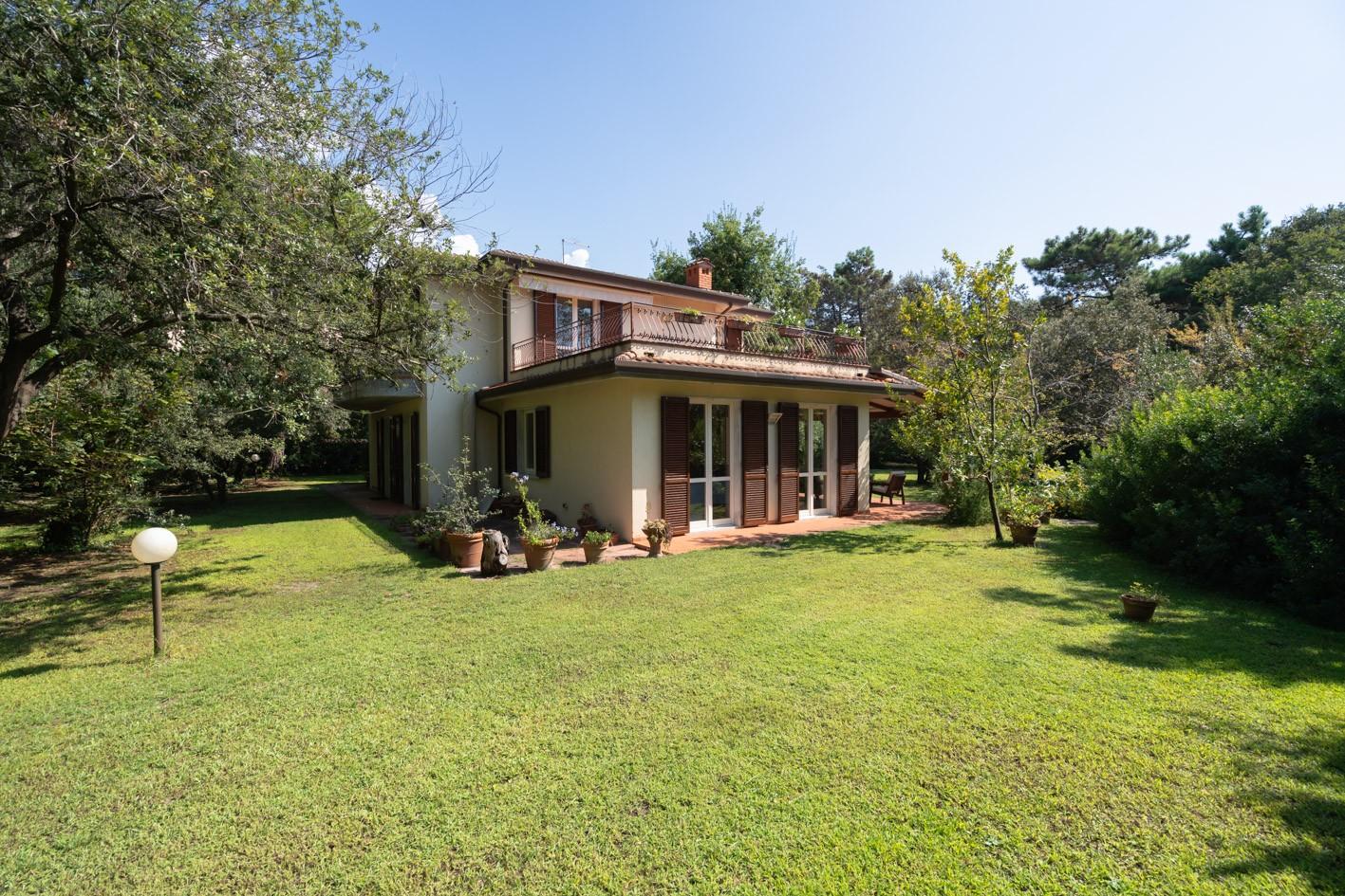 Immagine 2 di Villa in vendita  a Massa