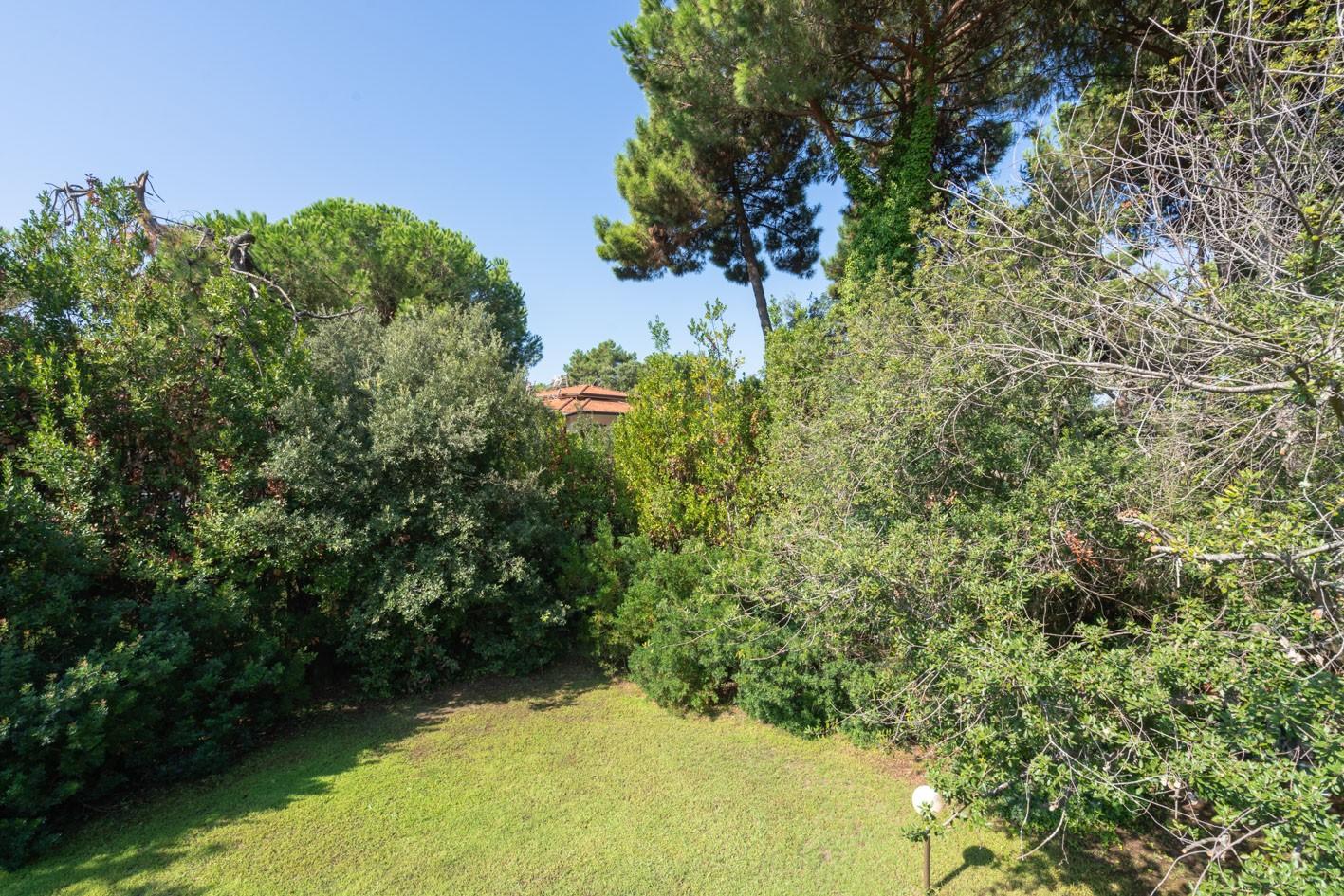 Immagine 45 di Villa in vendita  a Massa