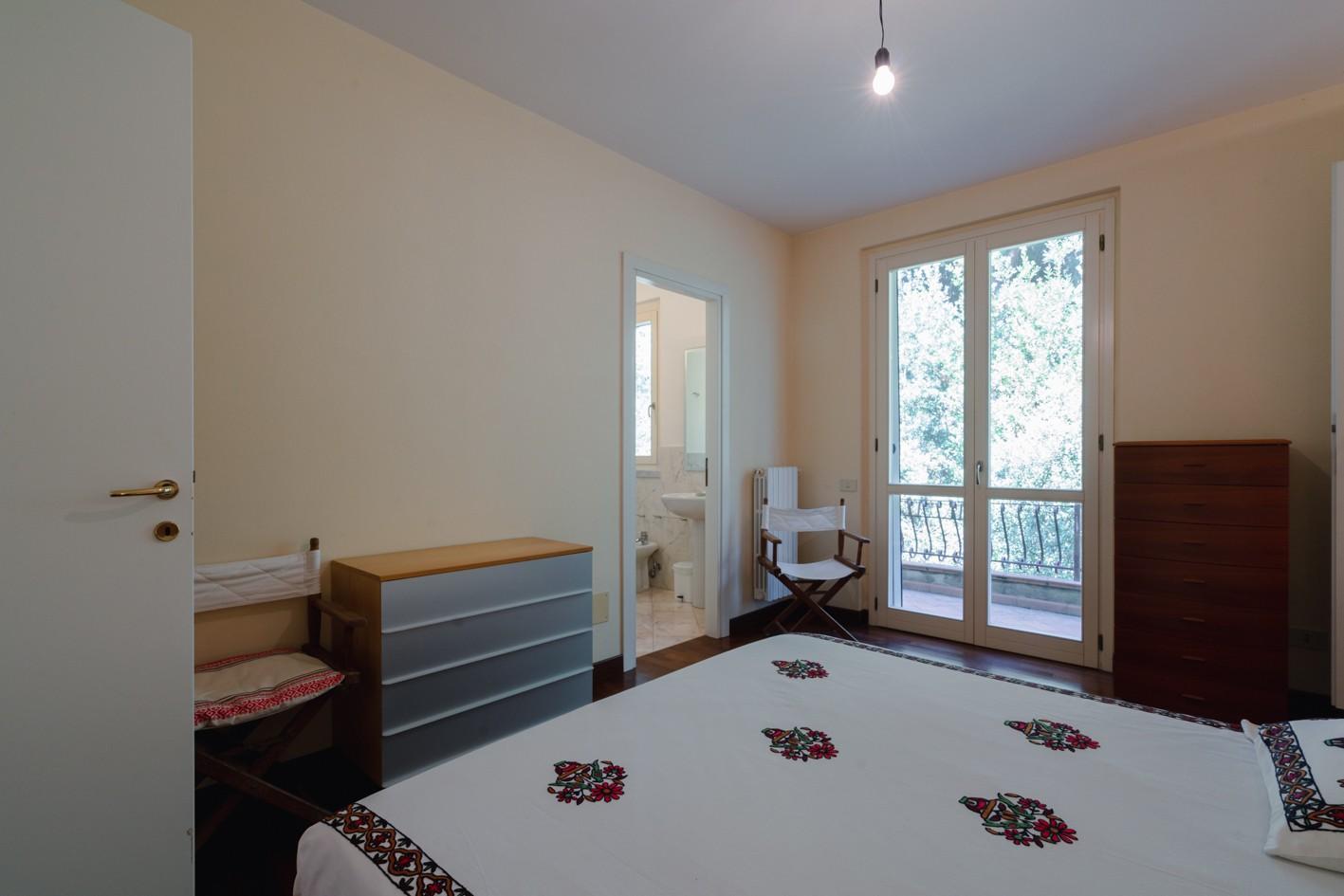 Immagine 25 di Villa in vendita  a Massa