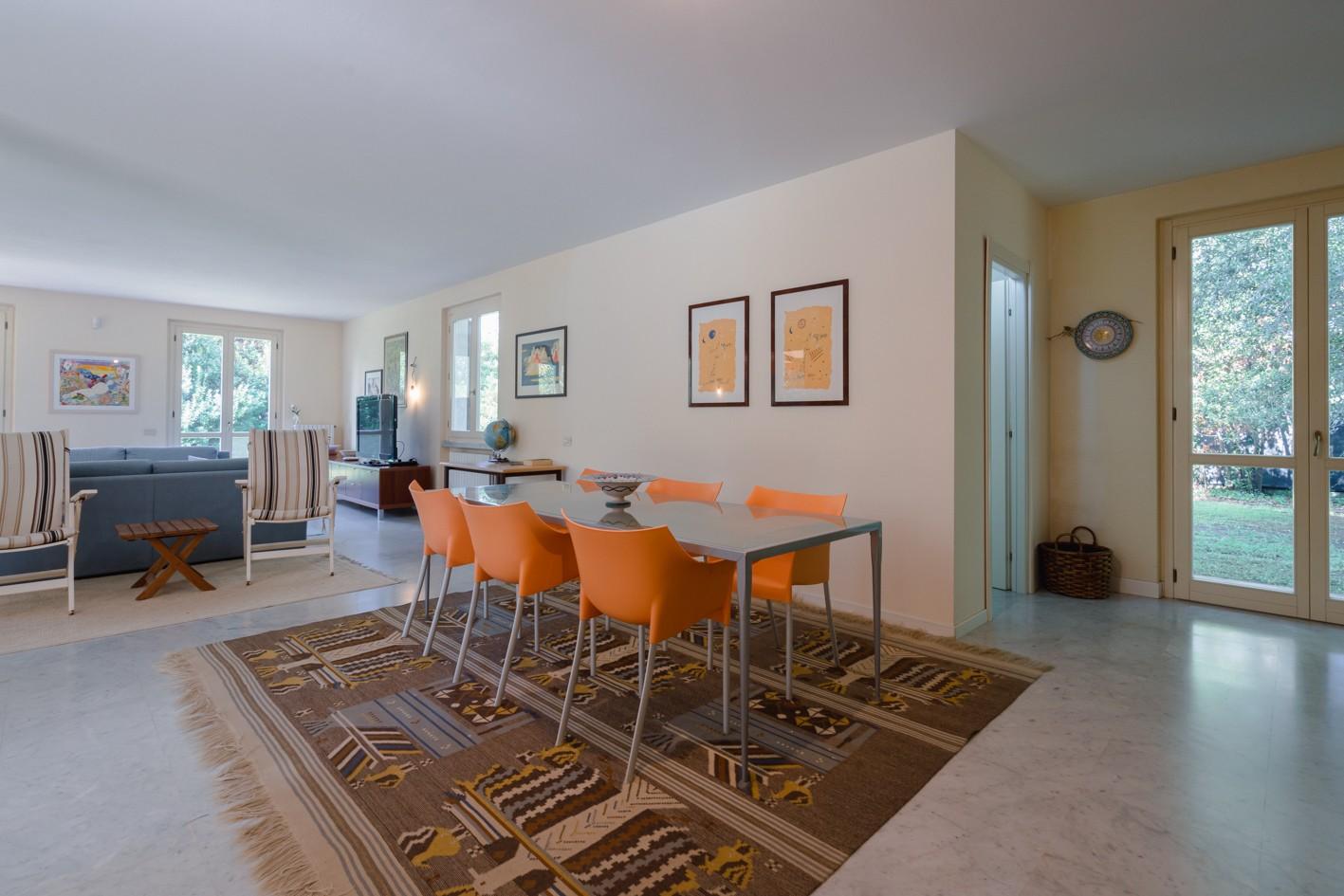 Immagine 15 di Villa in vendita  a Massa