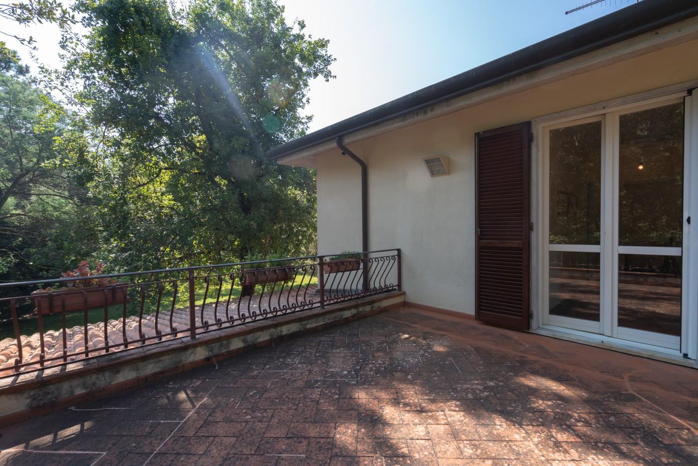 Immagine 32 di Villa in vendita  a Massa