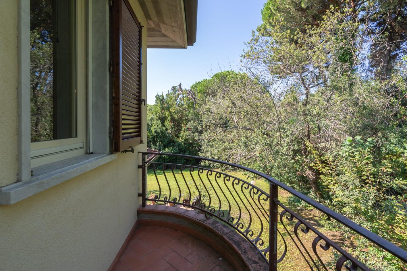 Immagine 30 di Villa in vendita  a Massa