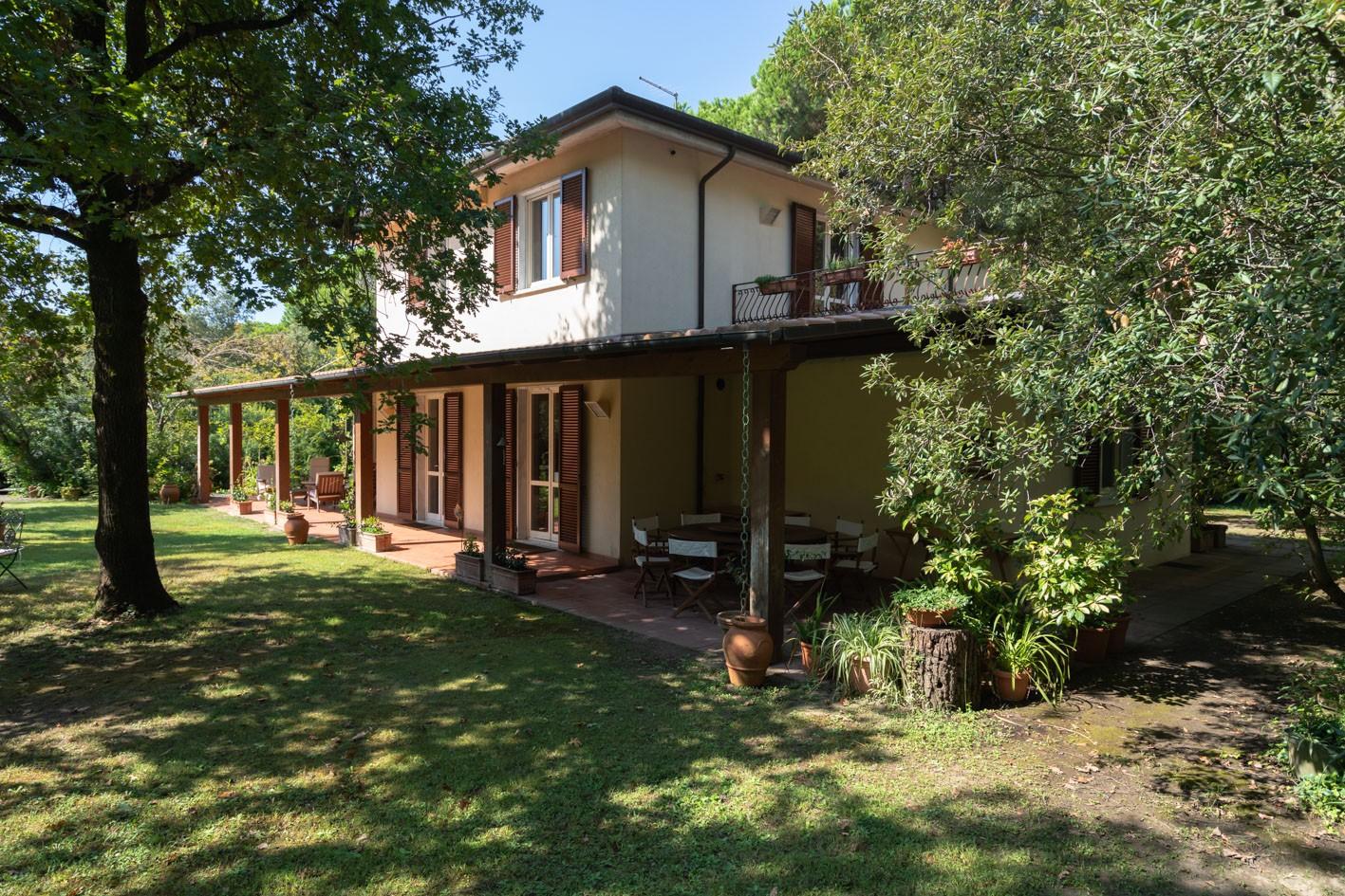 Immagine 6 di Villa in vendita  a Massa