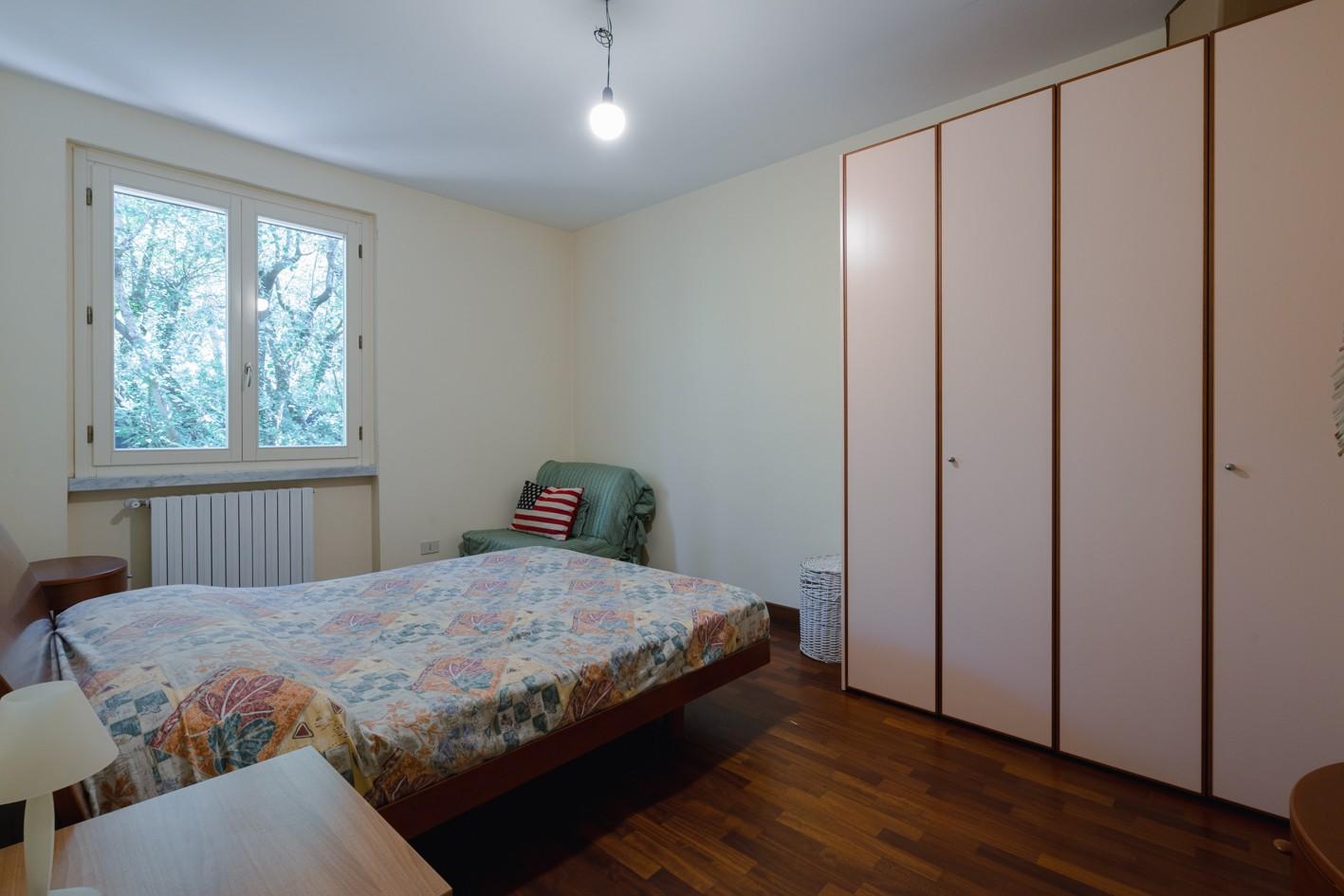 Immagine 21 di Villa in vendita  a Massa