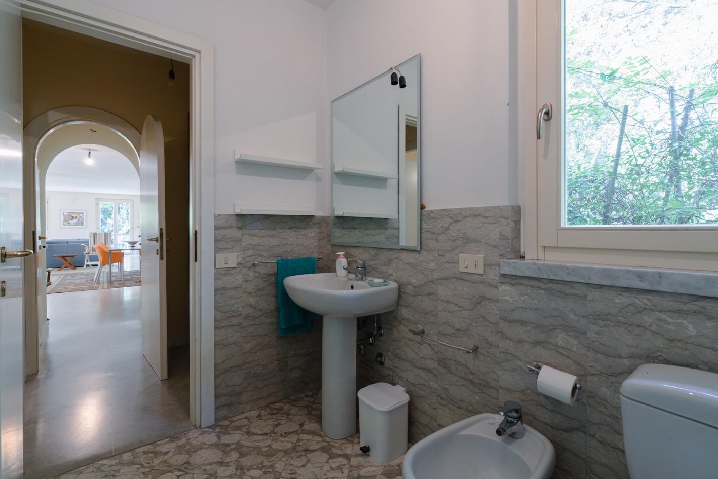 Immagine 20 di Villa in vendita  a Massa