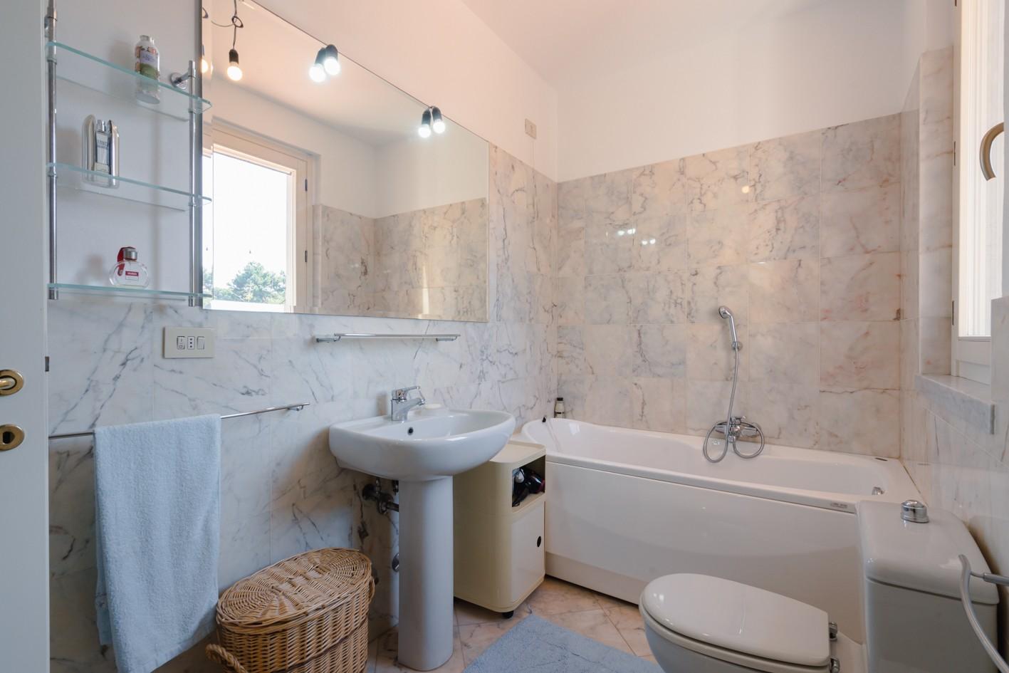 Immagine 35 di Villa in vendita  a Massa