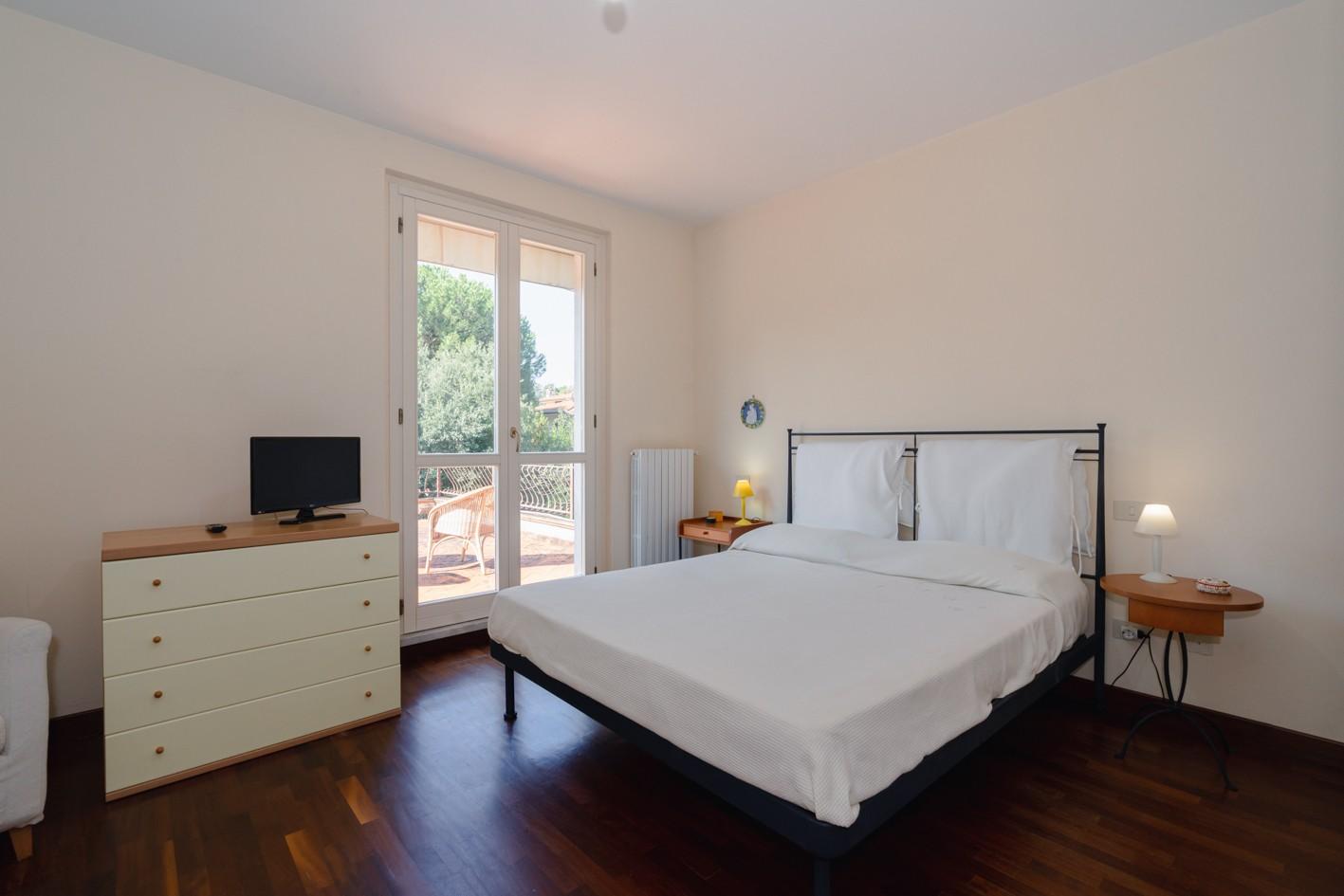 Immagine 33 di Villa in vendita  a Massa