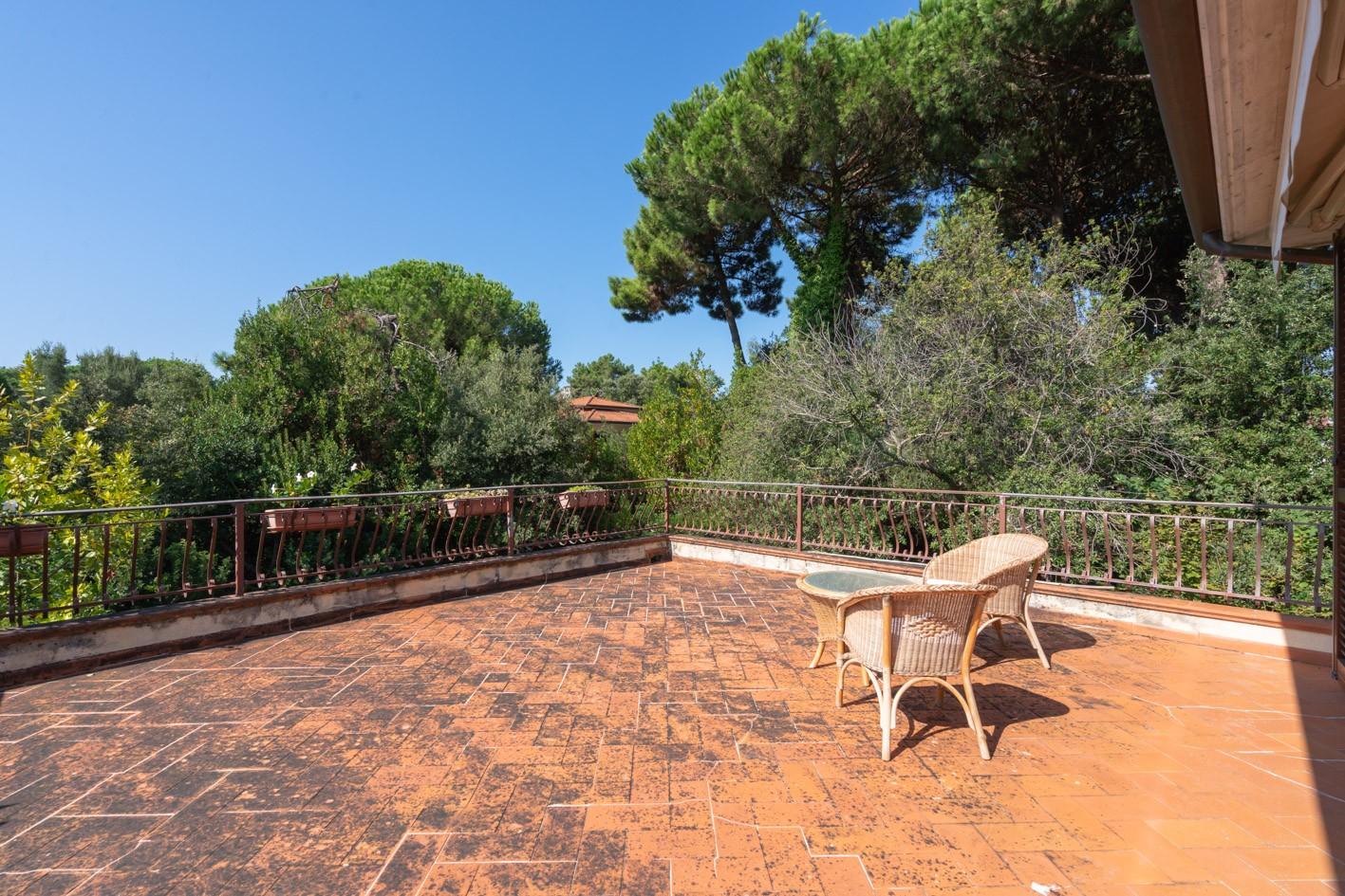 Immagine 37 di Villa in vendita  a Massa