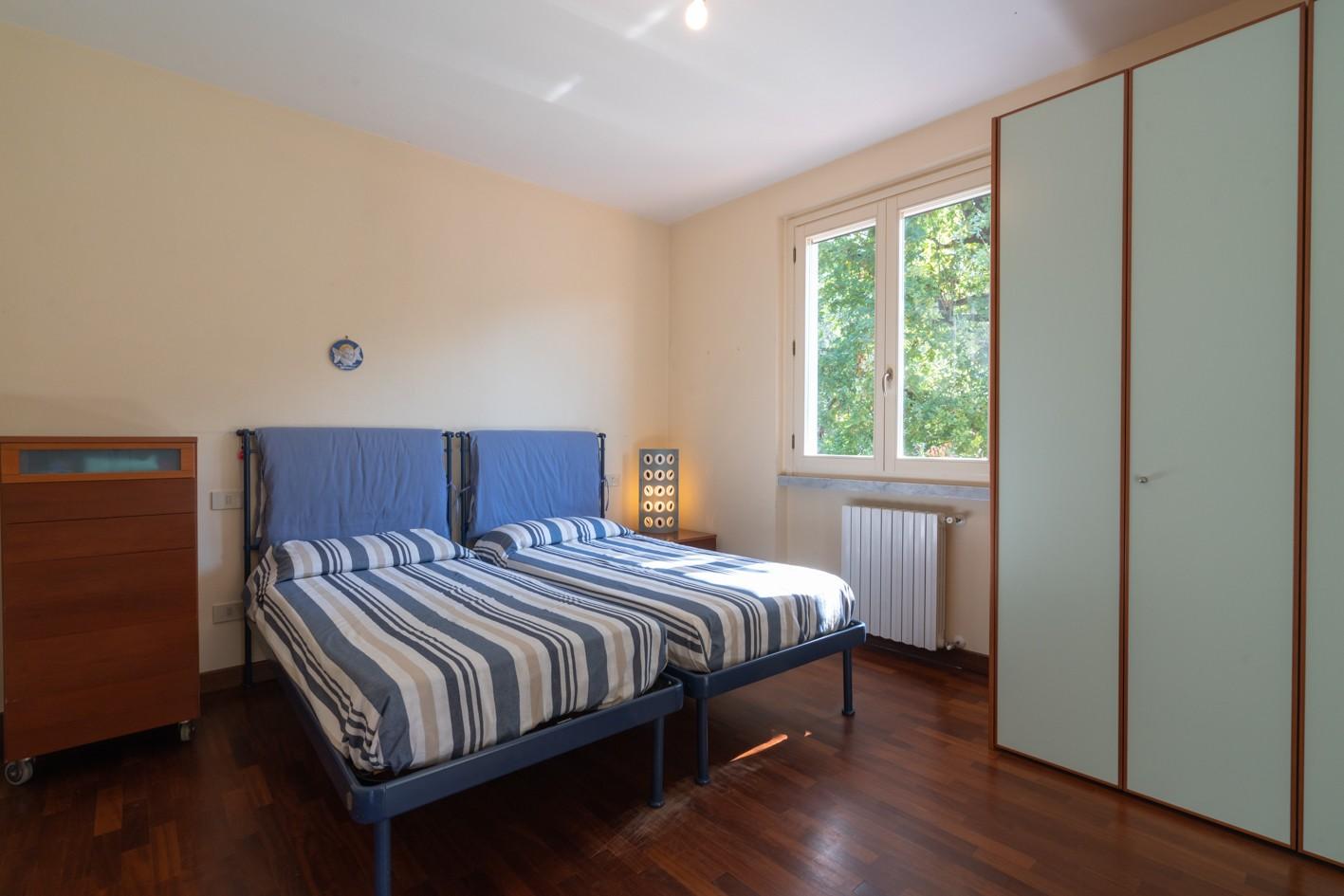 Immagine 39 di Villa in vendita  a Massa