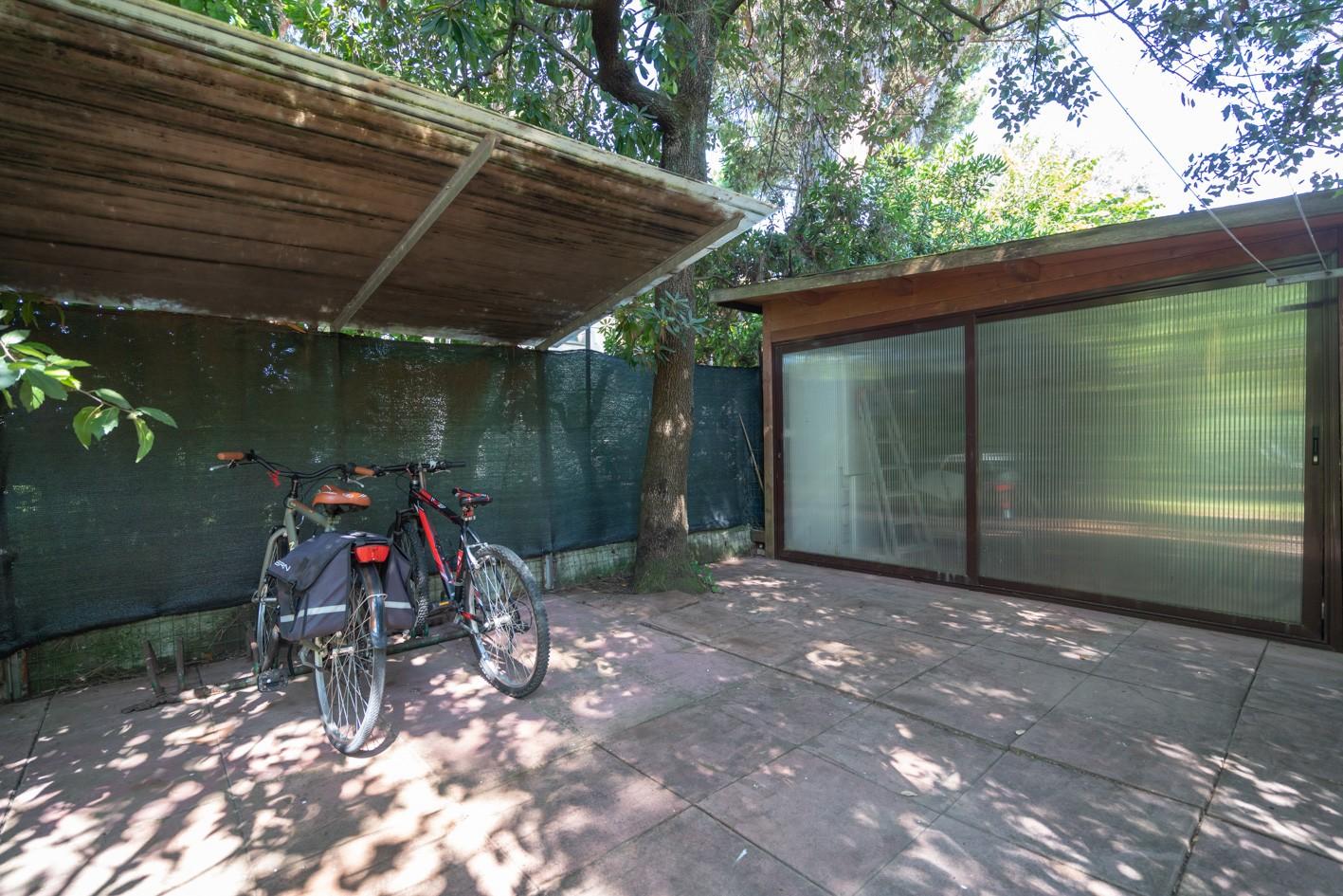 Immagine 42 di Villa in vendita  a Massa