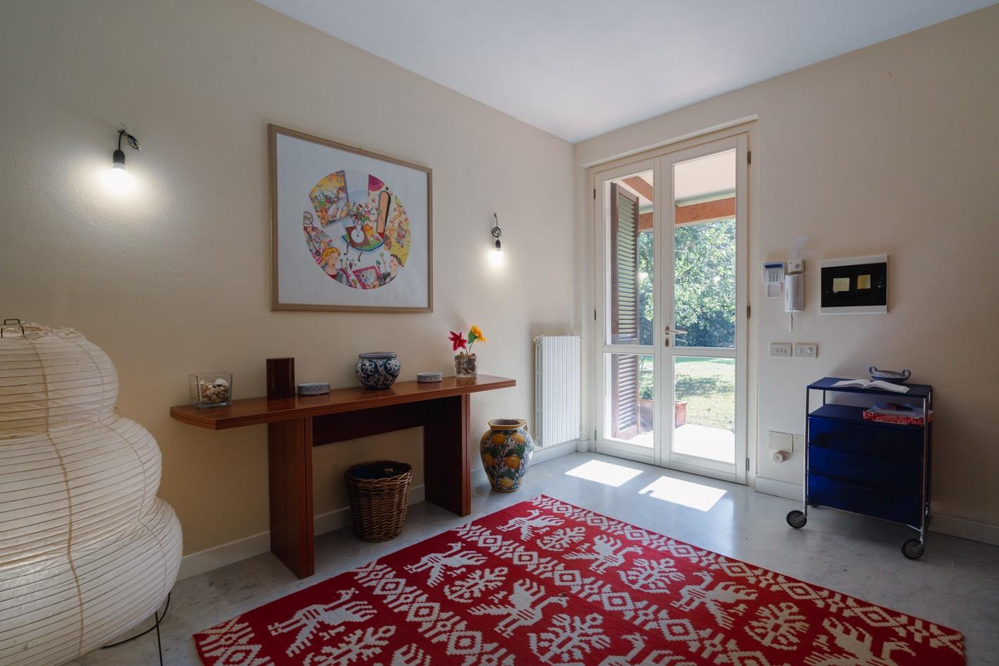 Immagine 13 di Villa in vendita  a Massa