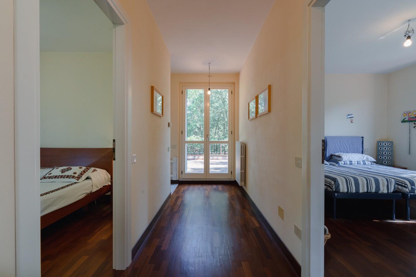 Immagine 23 di Villa in vendita  a Massa