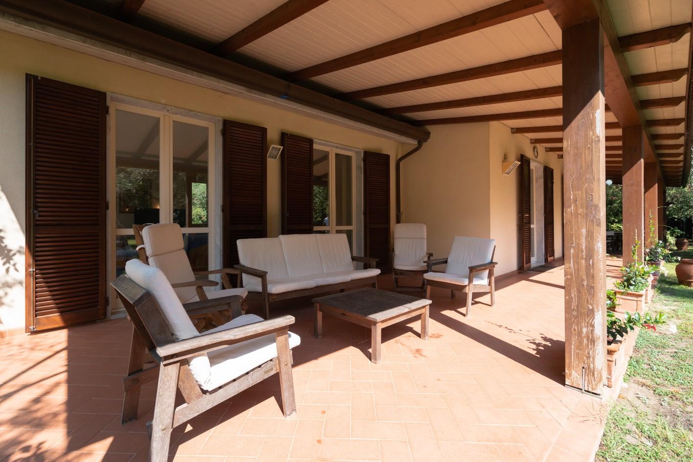 Immagine 4 di Villa in vendita  a Massa