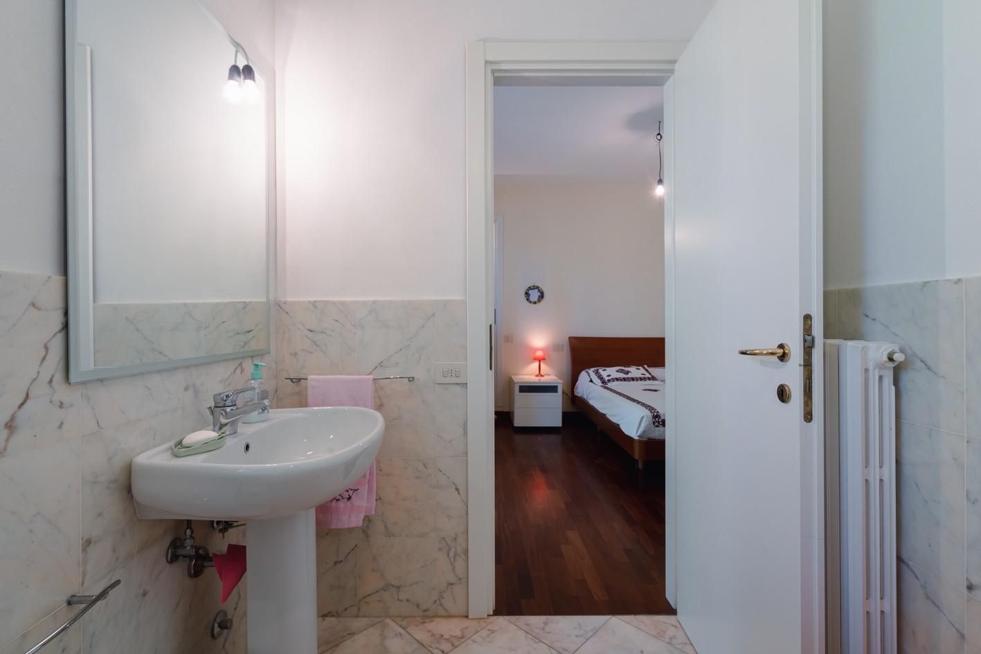 Immagine 29 di Villa in vendita  a Massa